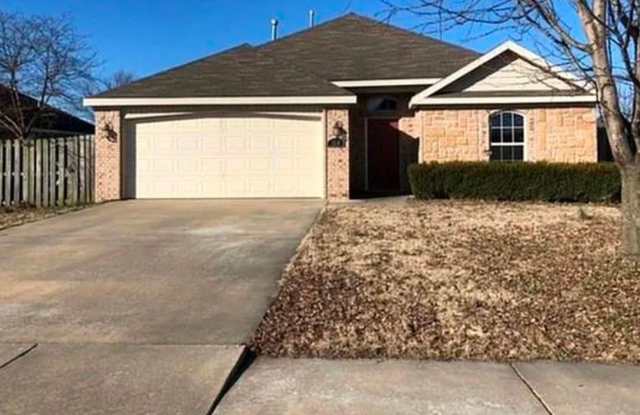 Charming 3 Bedroom, 2 Bathroom Home in East Springdale Available 3/1/2025