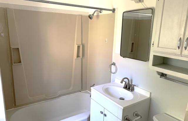 1813 Illinois Street - *