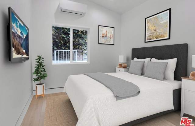 5561 1/2 El Canon Ave