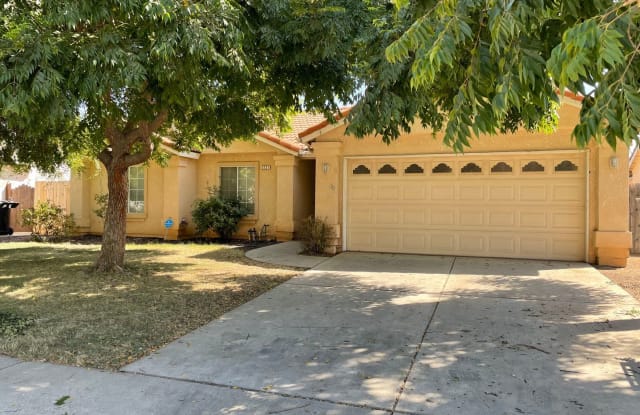 2721 4th St - 2721 4th Street, Sanger, CA 93657