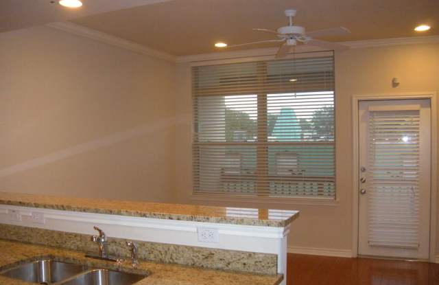 PRE-LEASE NORTH CAMPUS LUXURY 3 BEDROOM AUGUST