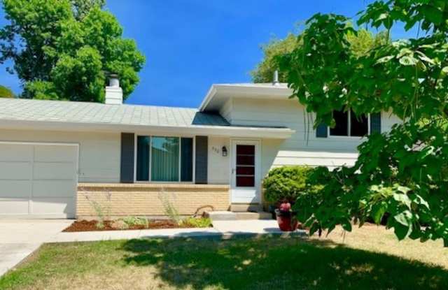 STUDENTS WELCOME! 3-Bed / 2-Bath Home 2 Miles from CSU