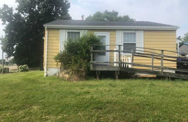 Neat 3 BR house in south Bloomington. Hardwood floors