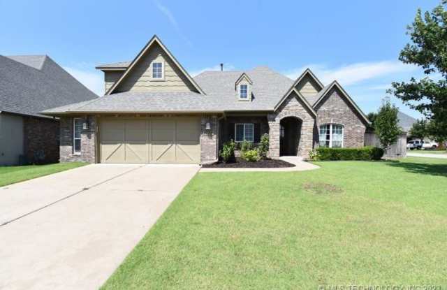 Room for the whole family in this 5 bedroom, 3-1/2 bath Executive Rental on corner lot in Millicent Pond photos photos