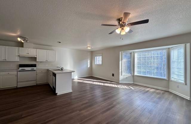 Spacious Condo in Downtown Gresham - Near MAX!