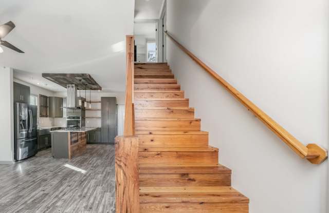 Incredible 3 BDRM / 2.5 BTH Franklin Home Available Now!