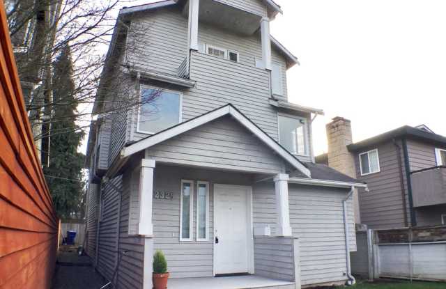 Photo of LARGE HOUSE 4 BEDROOMS 2 CAR GARAGE