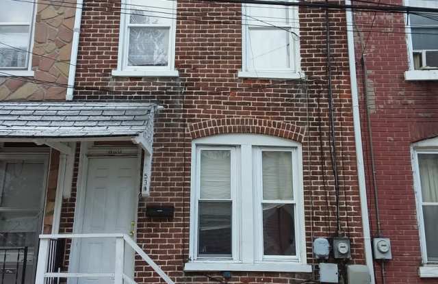 Spacious 5 Bedroom, 1 Bathroom Single-Family Home with Yard – Allentown