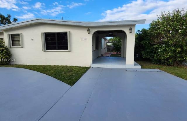 11021 SW 43rd St - 11021 Southwest 43rd Street, Westwood Lakes, FL 33165