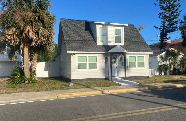 Beautiful Beachside 3 Bed 2 Bath Home Available IMMEDIATELY, Great Location!