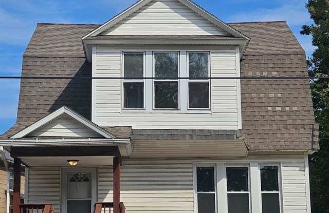 University Park 3BR w/ First-Floor Bedroom, Hardwood Floors, Off-Street Parking — ~0.7 mi to Akron University