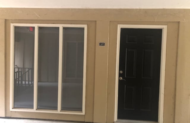 Great location, 2/2 close to UF , Shopping  Dining