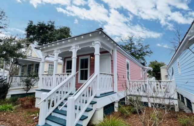 2 Bedroom Cottage Near Downtown Ocean Springs - 602 Cottage Square Lane, Ocean Springs, MS 39564