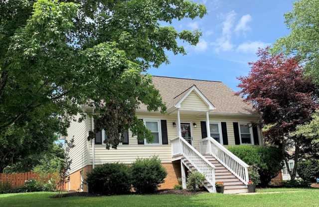 1180 Constitution Via 4 Bed, 2 Bath House Available August 14th!