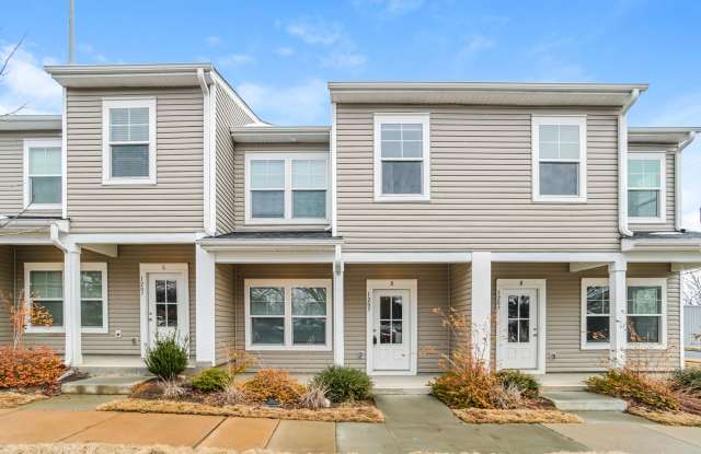 FIRST MONTH FREE - 3BR Townhome • Full Kitchen • Garage + Driveway