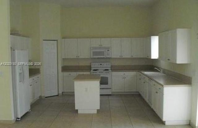 1423 NE 40th Road 1423, Homestead, FL 33033