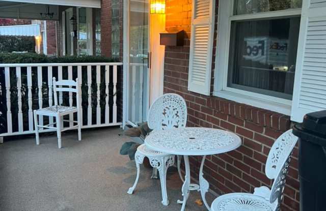 Updated 2 bedroom cutie in Brentwood! ** HOLIDAY SPECIAL