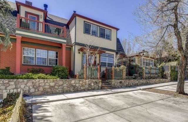 325 E Union 'The Townhouse' Street