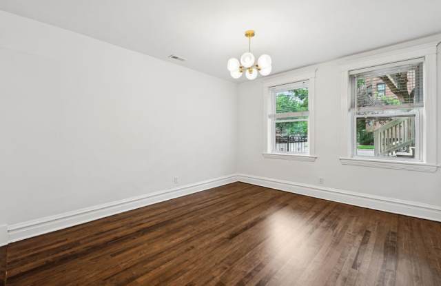 2437 N Seminary Avenue