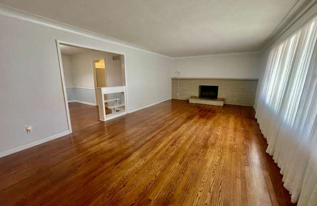 REDUCED - 1805 S. VALLEY RD. - ONE SMALL PET NEGOTIABLE - CALL OFFICE FOR SHOWING INFORMATION