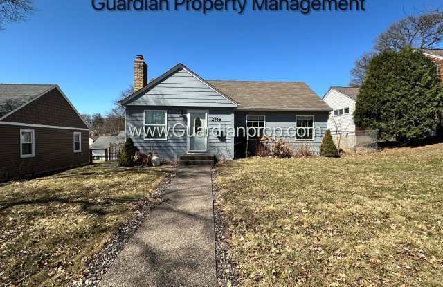 St Louis Park Single Family Home, 2 Car Garage, Fenced Yard, Gas Fireplace, Dishwasher