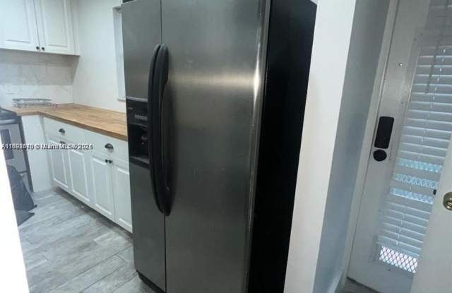 8000 Lagos De Campo Blvd