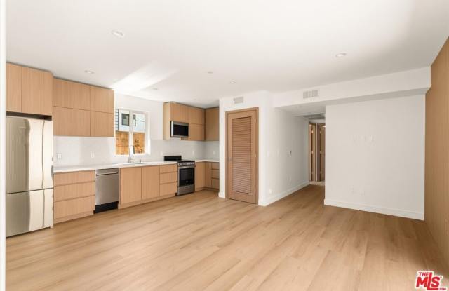 5912 1/2 Mammoth Ave