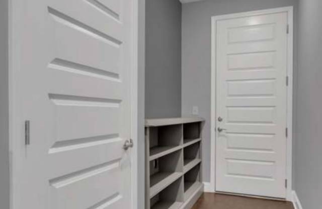 1000 Vintage Green Lane