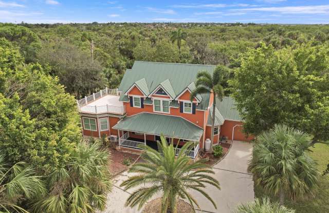 Photo of 521 SW Marion Court