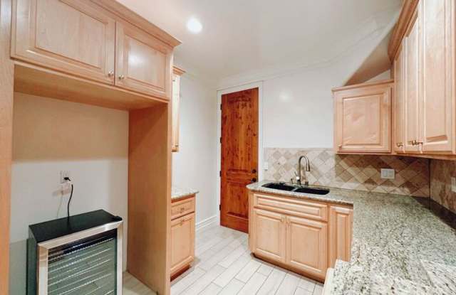 Palatial 6 Bed in Olde Carlsbad with Ocean Views and Roof Top deck, 1 mile to the Beach!!