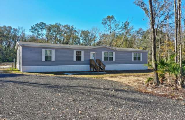 Huge 5 Bedroom 3 Bathroom Hastings Home Located w/ 1 Acre