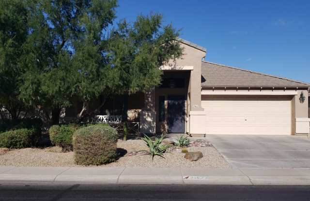 3bd/2ba +Den: Great open floor plan with a beautiful backyard.