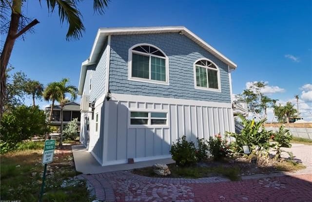 135 Gulfview AVE - 135 Gulfview Avenue, Fort Myers Beach, FL 33931