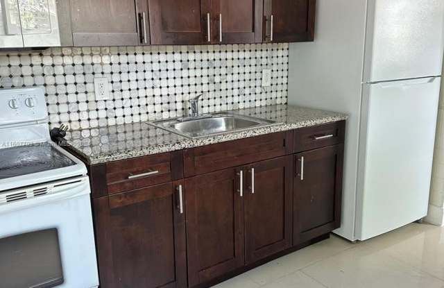 2221 NW 4th Ct