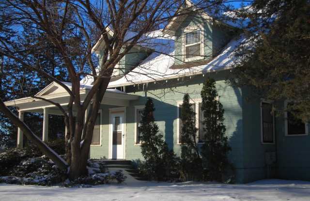 Photo of AVAILABLE 2026!!! 3 Bedroom, 1 Bath house in prime Coralville location