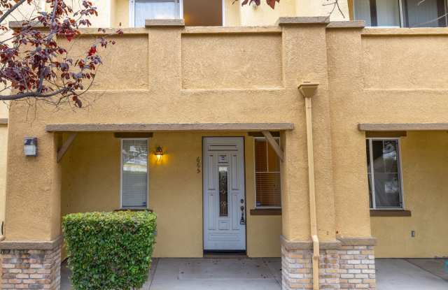Beautiful 3 bedroom townhouse that is conveniently located