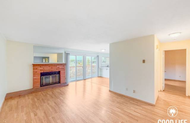 2BD/1BA Condo in Clairemont with Balcony, In-Unit Laundry & Reserved Parking