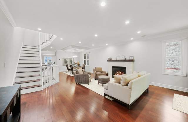 2512 N Artesian Avenue