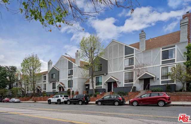 Photo of 18100 Burbank Blvd unit: 26