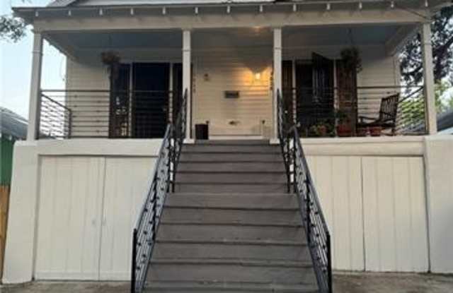 1630 N DORGENOIS Street