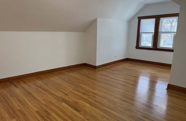 5501 N Luna Avenue unit: 2