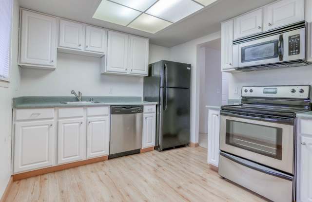 Cute 2 Bedroom Condo in Gated Community! Brand New Carpets!!
