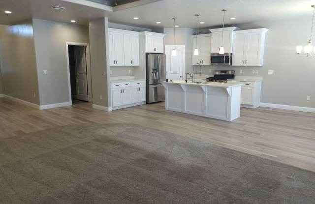 Photo of Spacious 4 Bedroom Home in Hurricane. Small Dog Friendly!