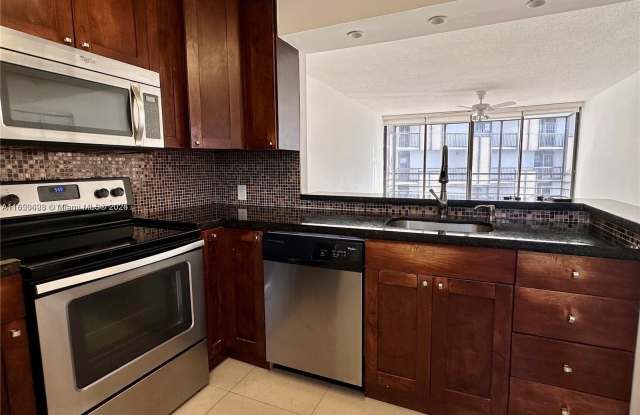 20500 W Country Club Dr