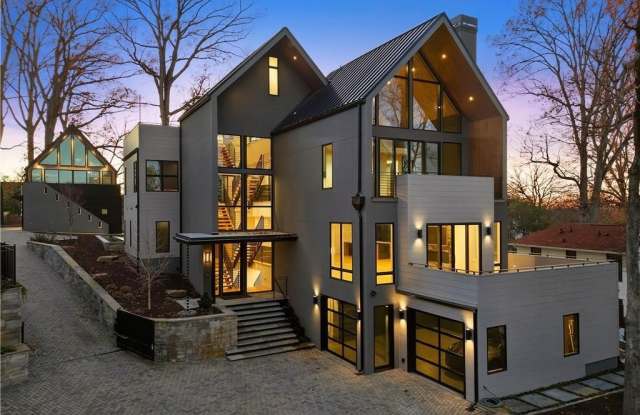 1033 Reeder Circle NE