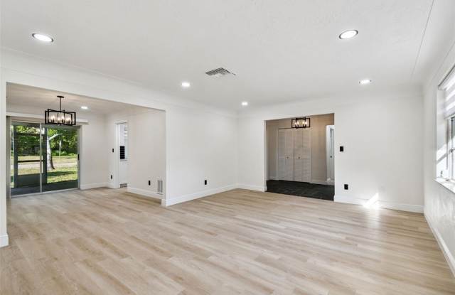 970 ROLLING HILLS DRIVE