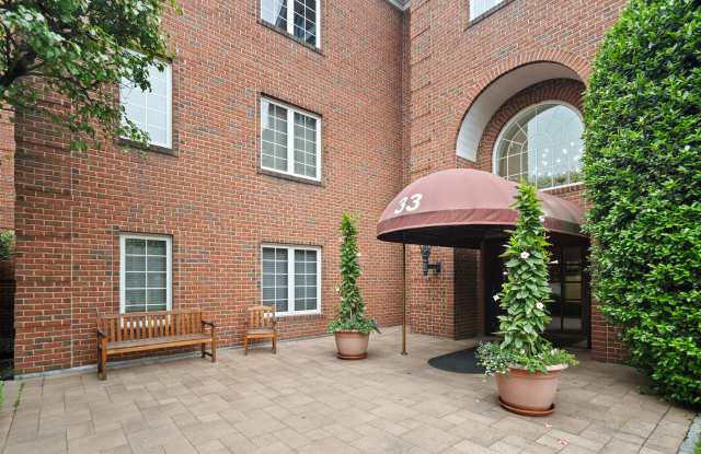 33 West Putnam Avenue