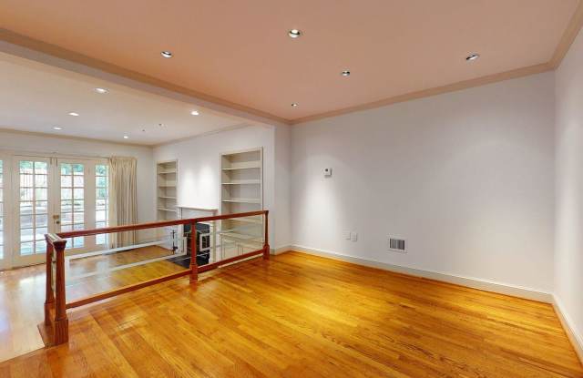 4431 MacArthur Blvd NW