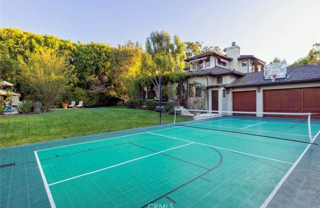 10 Hidden Valley Road