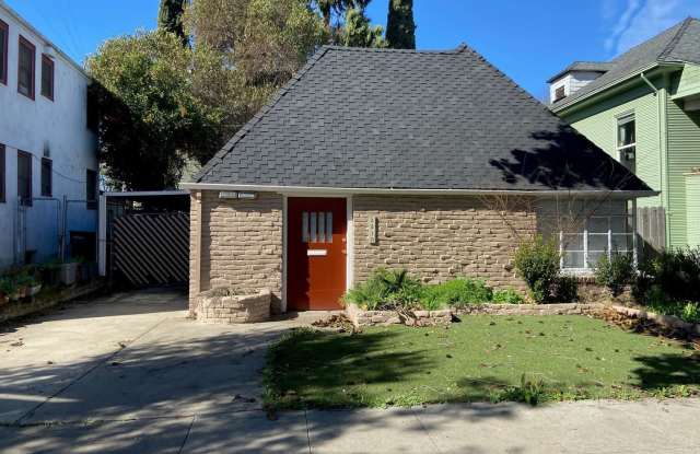Spacious Midtown Home with Yard and Off-Street Parking - 2210 10th Street, Sacramento, CA 95818